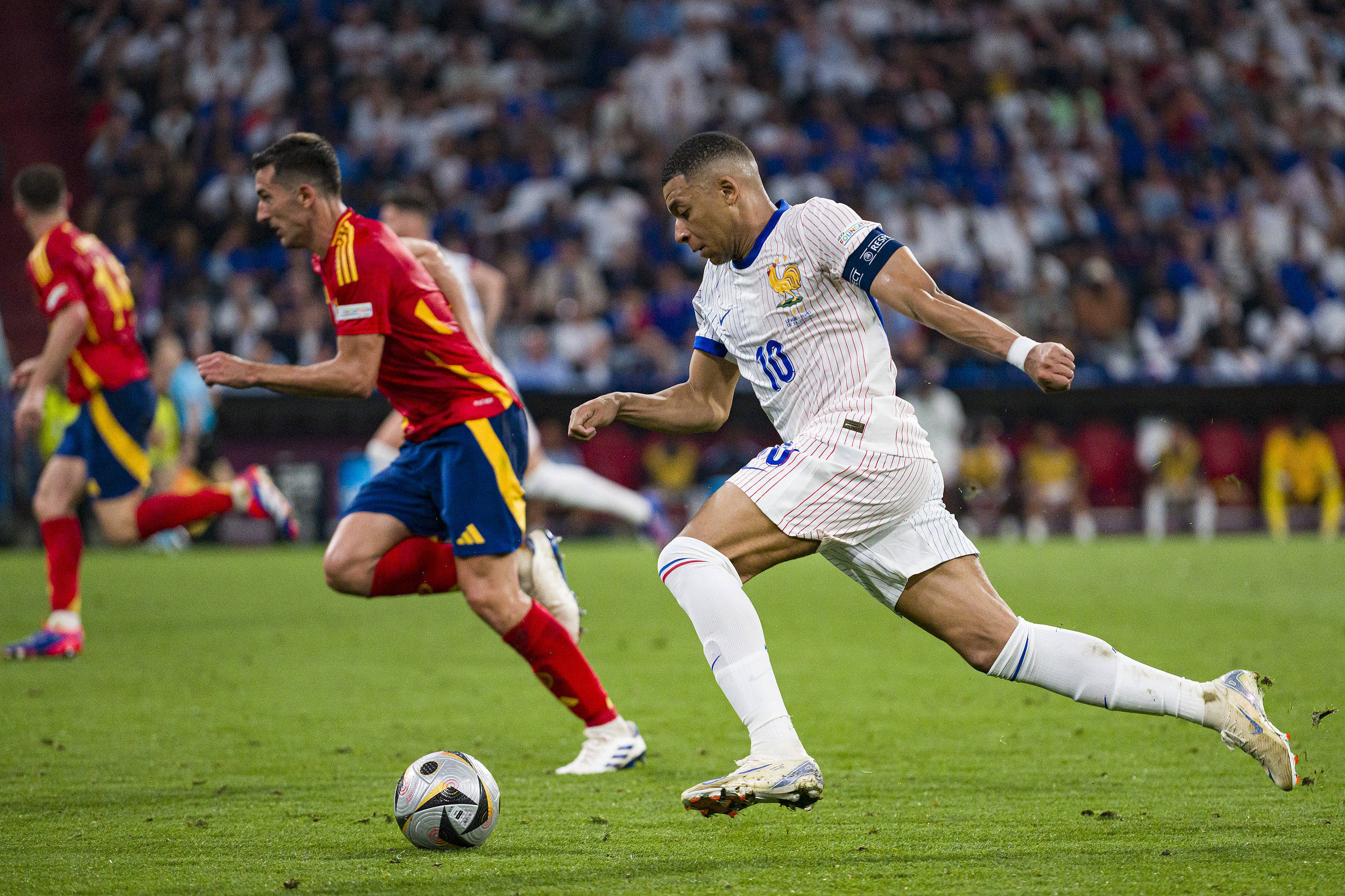 爱游戏网页版-欧洲杯足球赛上发生令人震惊的一幕