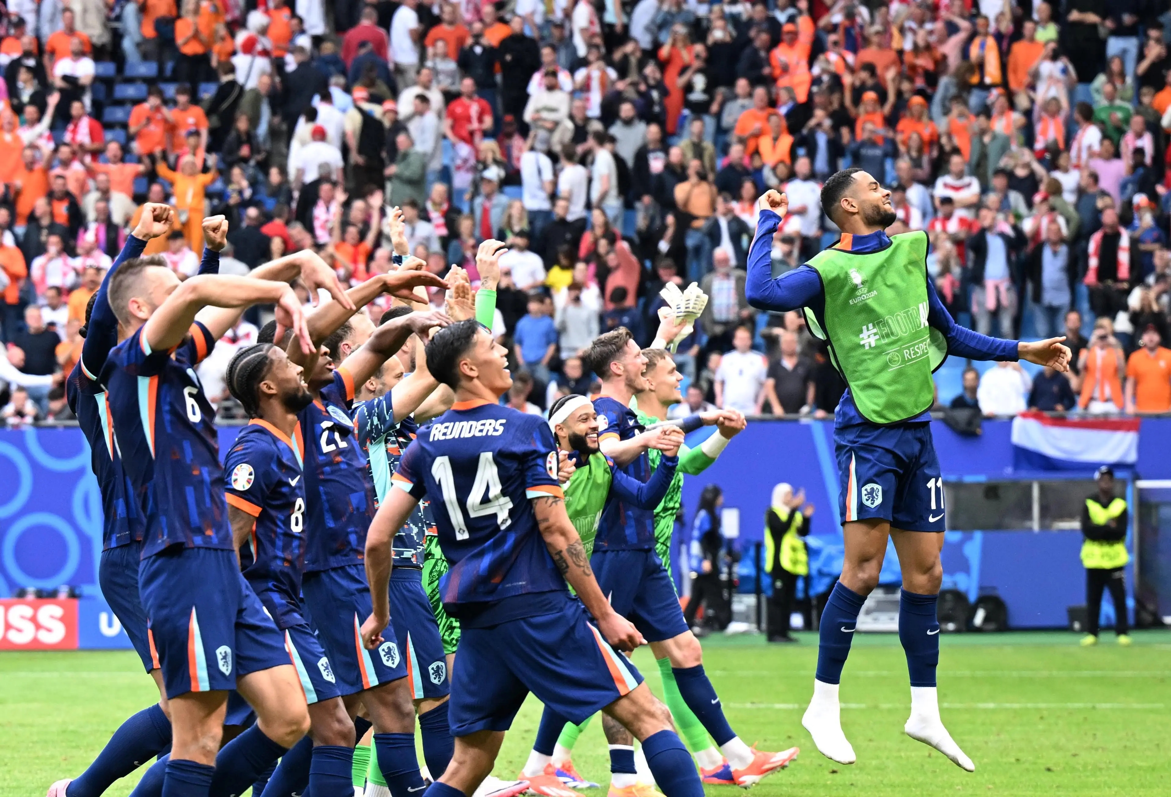 激烈角逐:欧洲足球比赛热火朝天的简单介绍 激烈角逐:欧洲足球比赛热火朝天的简单介绍