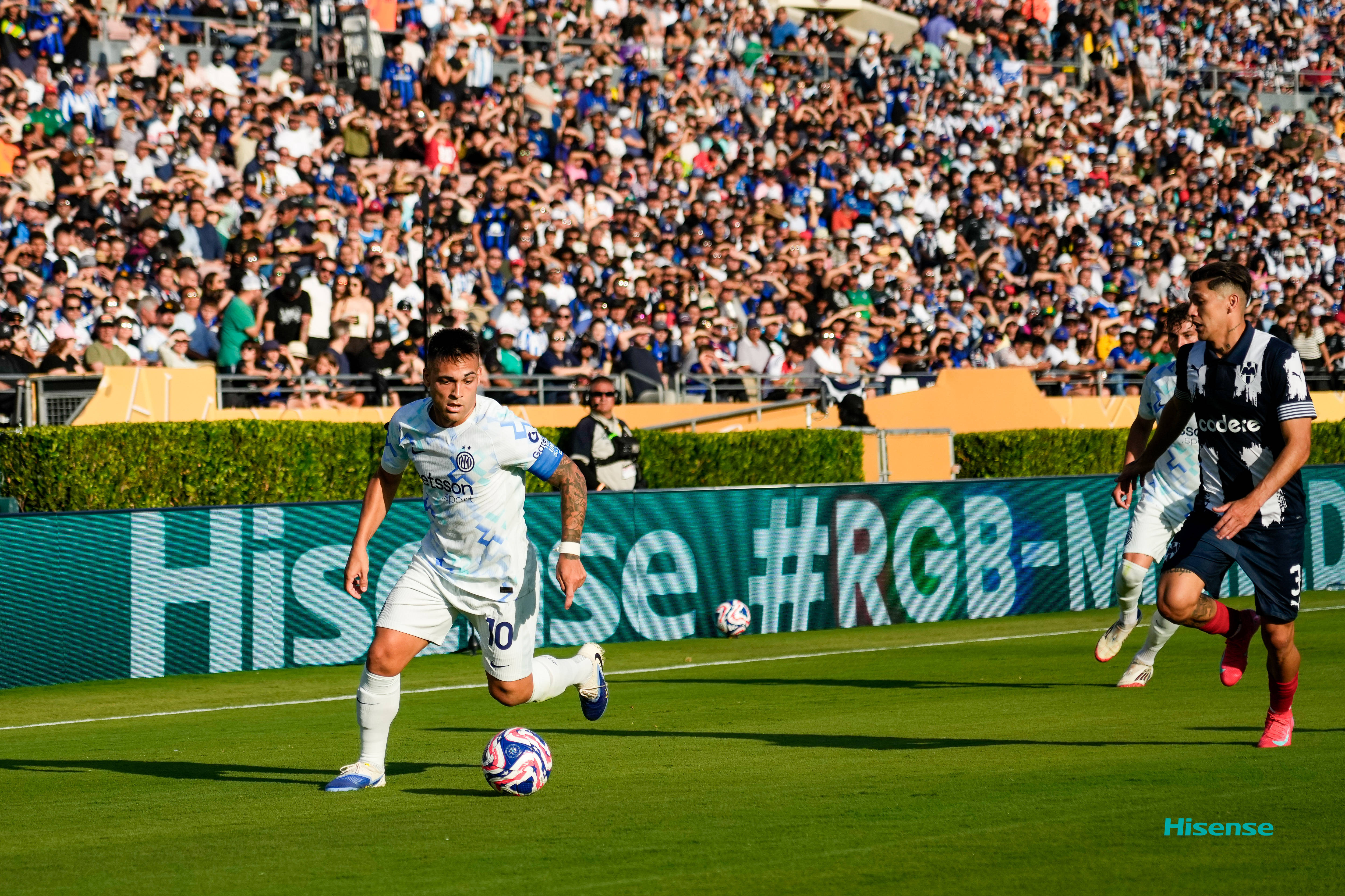 爱游戏官方登录入口-关于飞跃！欧预赛比赛球员高空折返，纵情舞动的信息