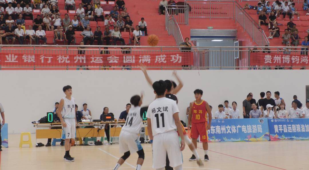 爱游戏官方入口-全力以赴拼搏奋斗，篮球赛场上荆棘密布