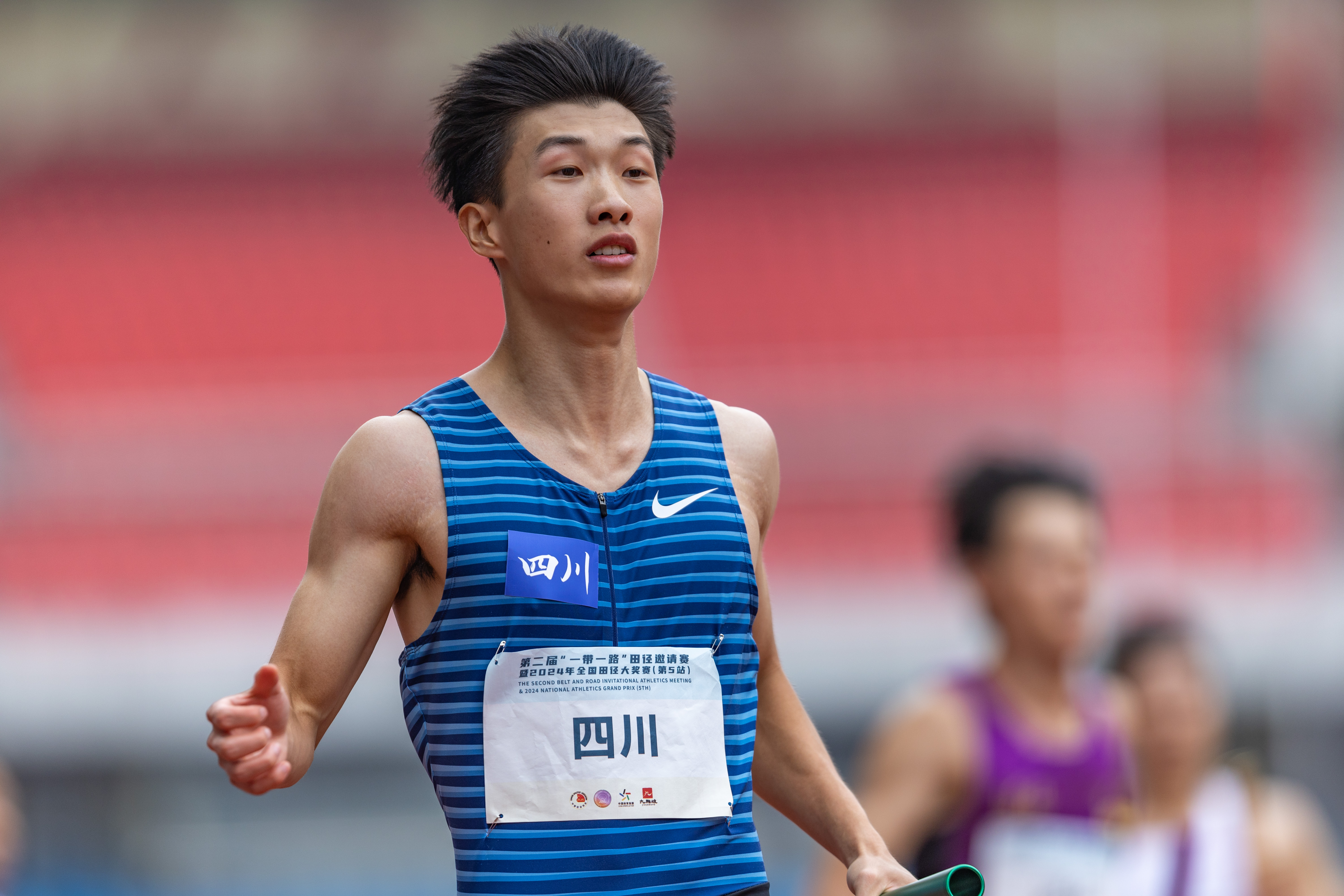 四川男篮在主场比赛中斩获胜利 四川男篮在主场比赛中斩获胜利