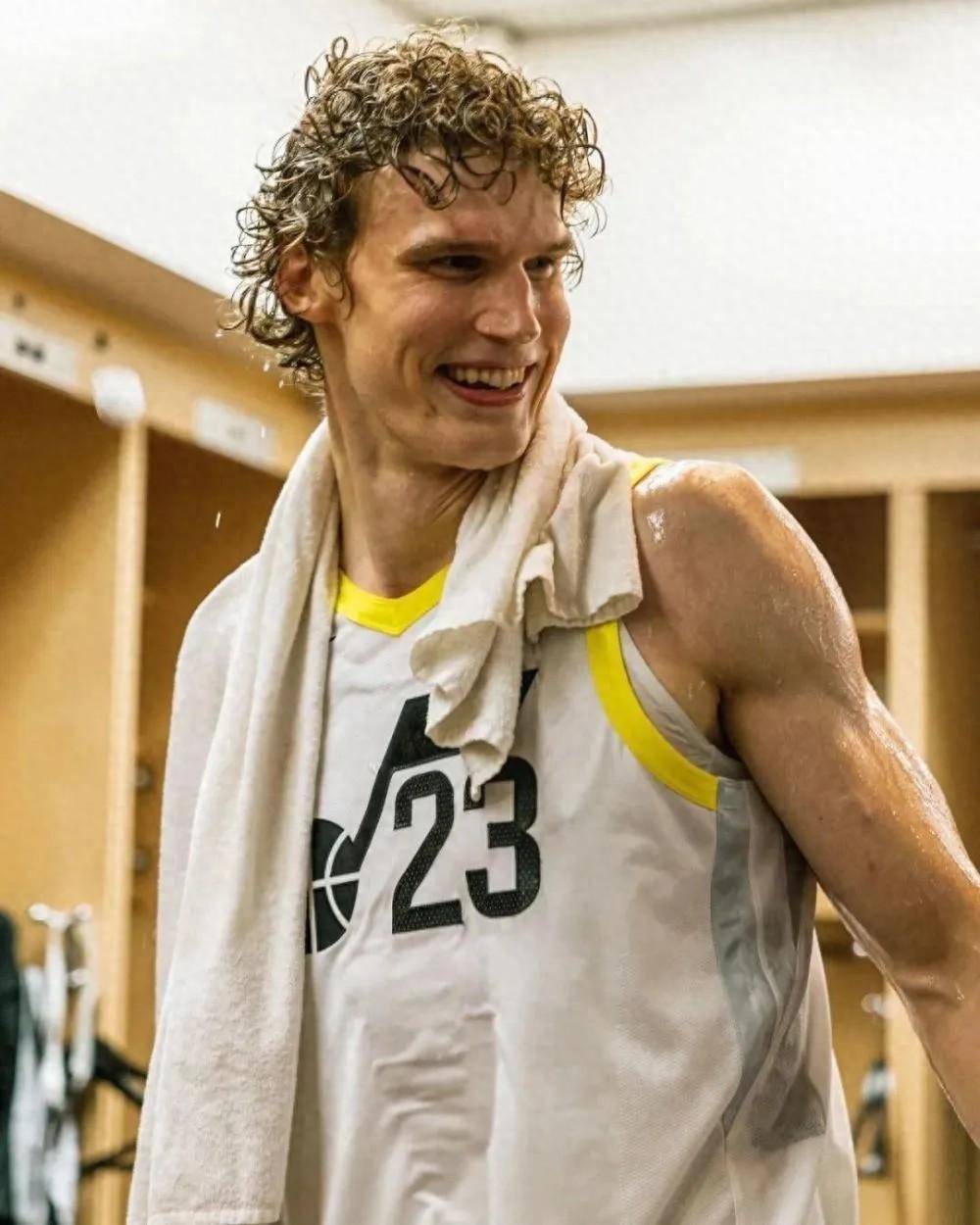 爵士队经理透露未来引援计划,球迷期待新阵容 爵士队经理透露未来引援计划,球迷期待新阵容