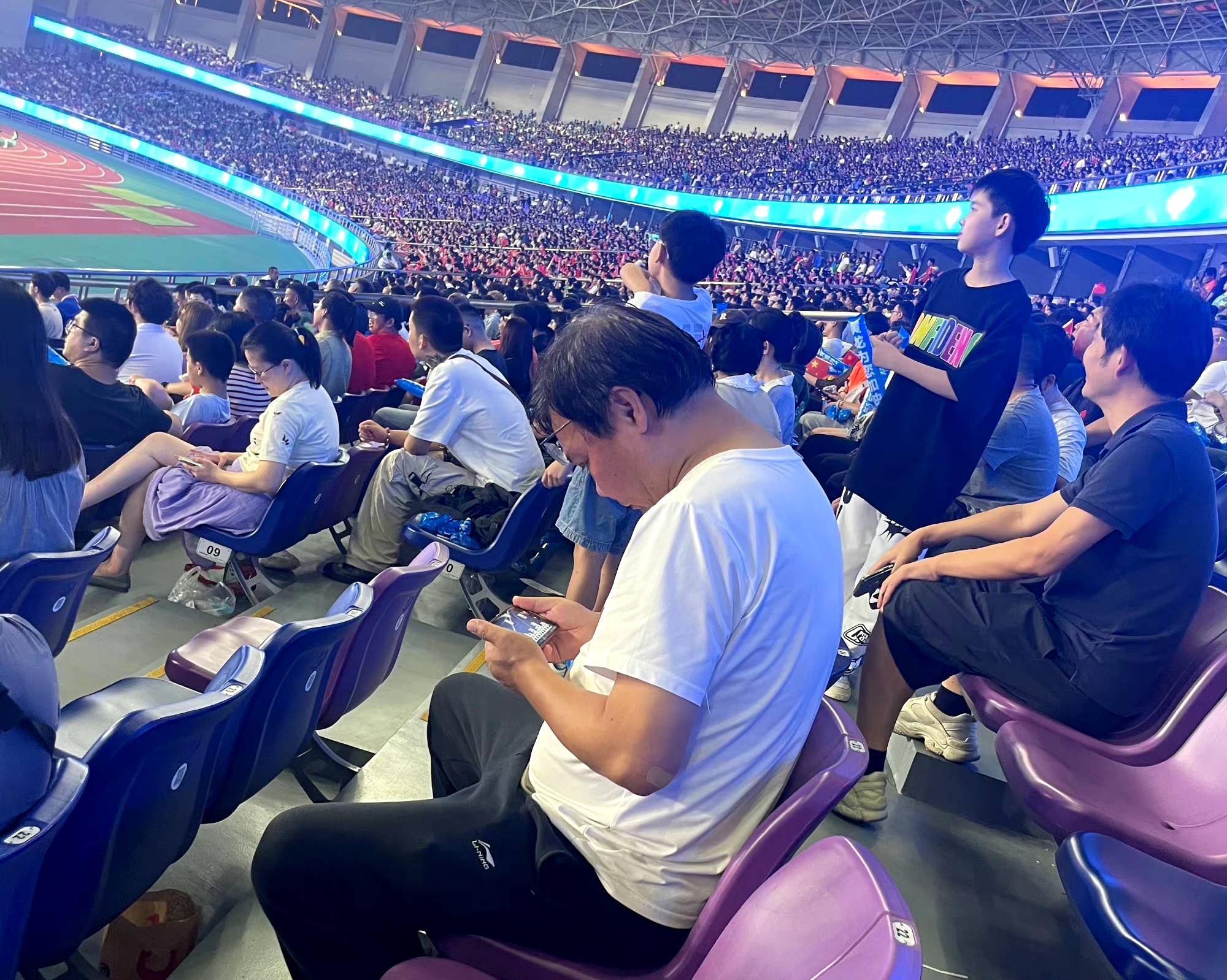 精彩纷呈的比赛吸引了众多球迷驻足观看 精彩纷呈的比赛吸引了众多球迷驻足观看